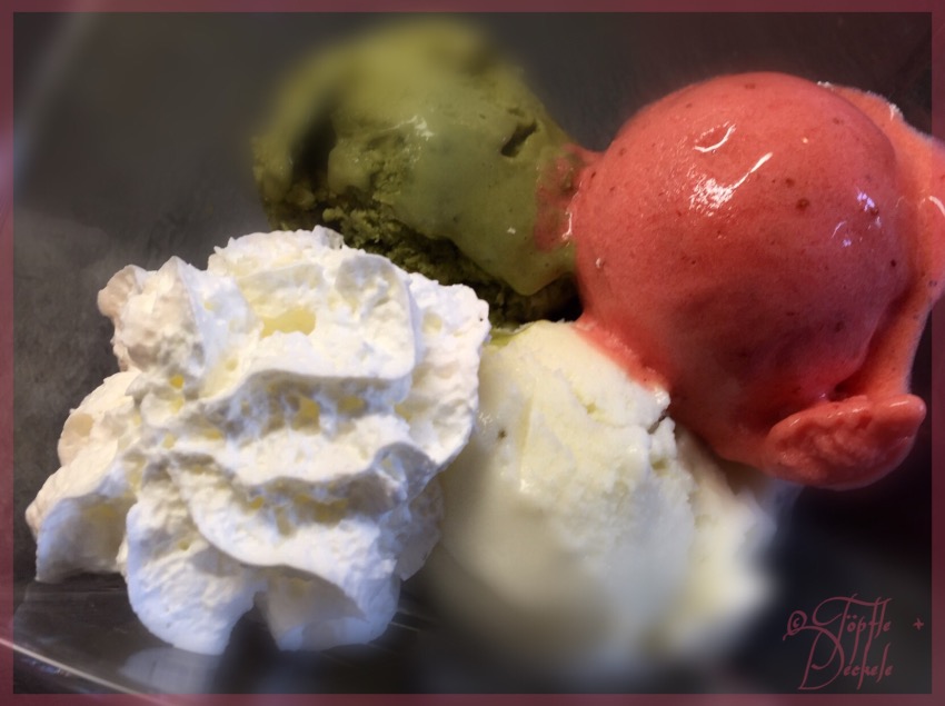 hier Eis-Trikolore mit Erdbeere, Limette-Joghurt, Matcha und Sahne...
